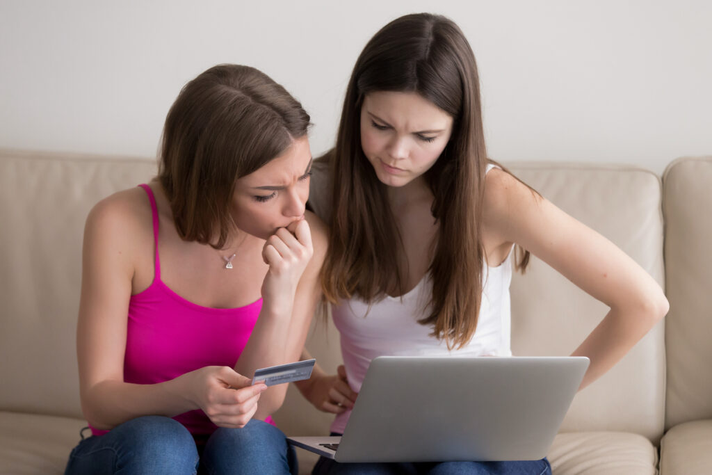 Venda casada: duas mulheres tentando entender o porque da sua compra estar com um valor mais alto do que o visto anteriormente.